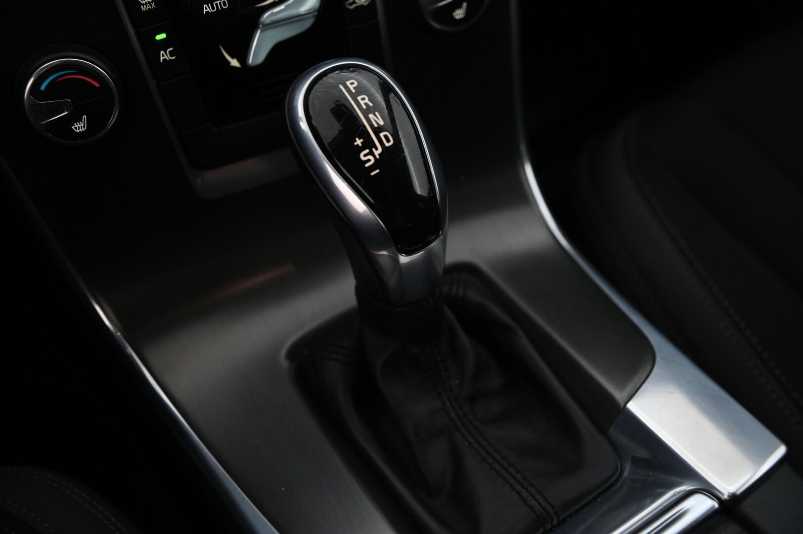 Volvo V60 2014 T3 Business aut *Webasto / Digimittaristo / Xenon / Vakkari* - *Juuri saapunut / Leimaa 6/2026*