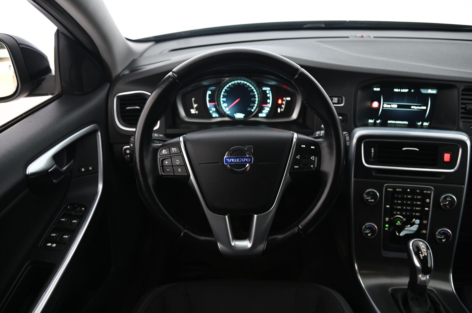 Volvo V60 2014 T3 Business aut *Webasto / Digimittaristo / Xenon / Vakkari* - *Juuri saapunut / Leimaa 6/2026*