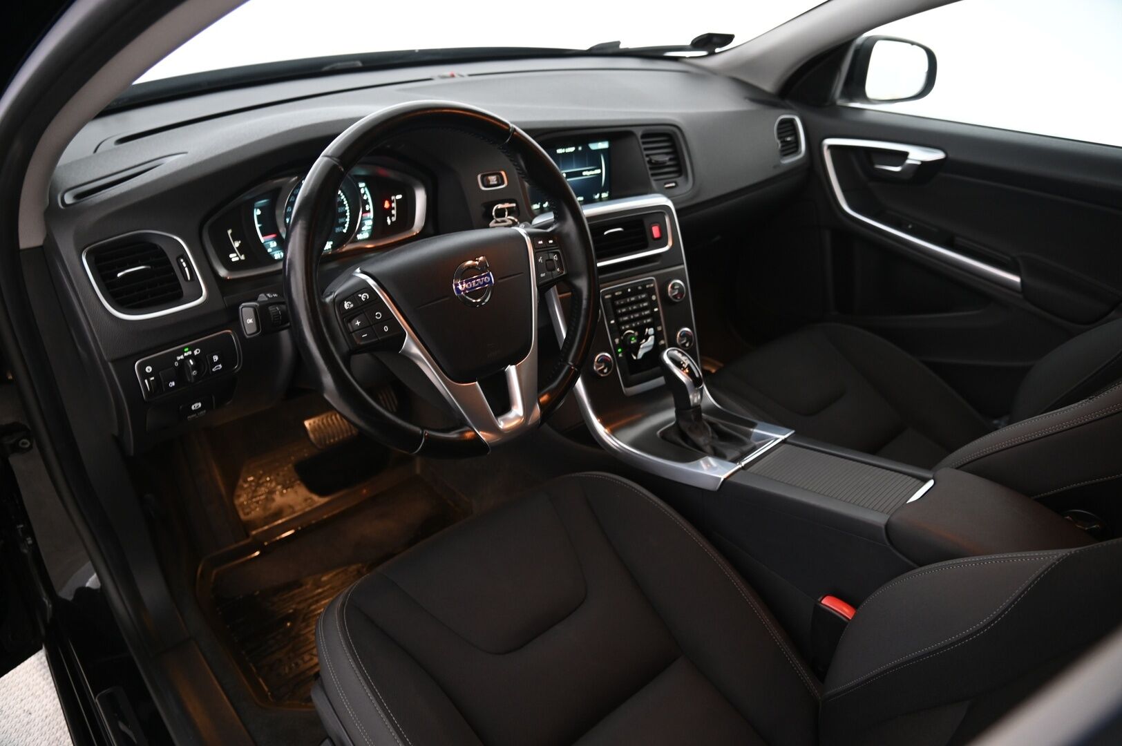 Volvo V60 2014 T3 Business aut *Webasto / Digimittaristo / Xenon / Vakkari* - *Juuri saapunut / Leimaa 6/2026*
