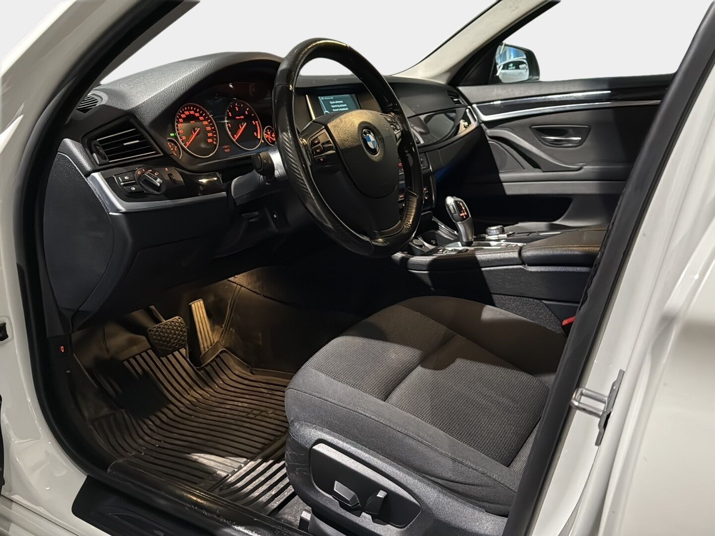 BMW 520 2014 F10 Sedan 520d TwinPower Turbo A Business *Lohko+S.Pistoke / Ratinlämmitin / Vakionopeudensäädin* - *Hyvät huollot!! / Kahdet hyvät renkaat!!* - Osta nyt, maksa vasta ensi vuonna