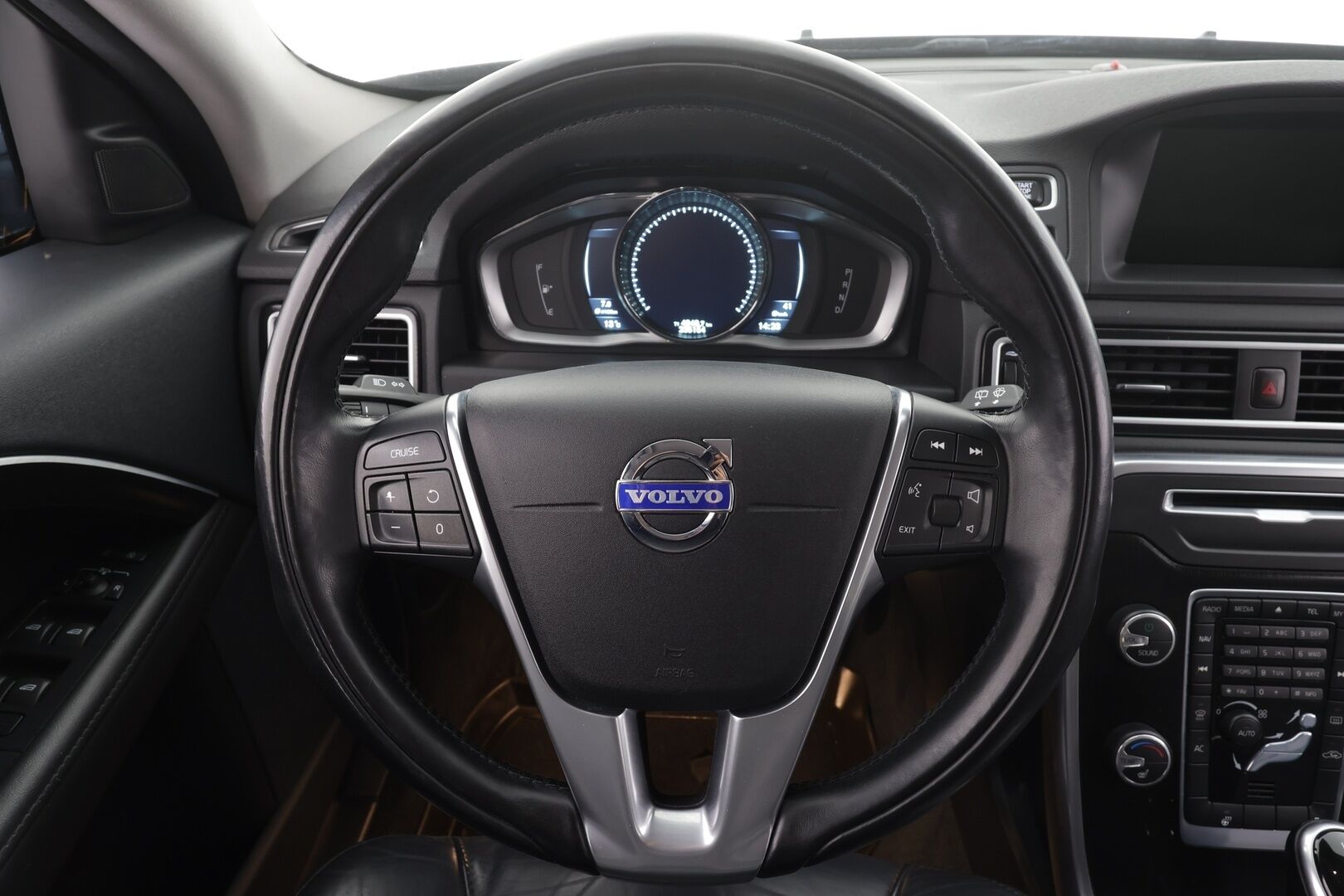 Volvo V70 2014 D5 AWD Business Edition Summum aut * Vakkari / Xenon / Muistipenkki / Bluetooth / Nahkaverhoilu * - Kahdet renkaat / Suomi auto