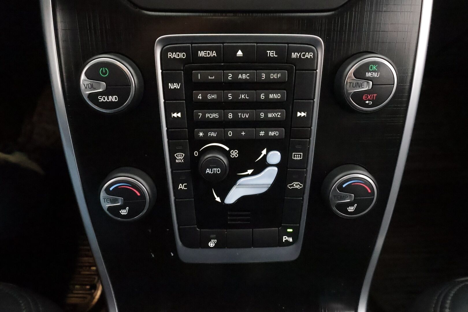 Volvo V70 2014 D5 AWD Business Edition Summum aut * Vakkari / Xenon / Muistipenkki / Bluetooth / Nahkaverhoilu * - Kahdet renkaat / Suomi auto