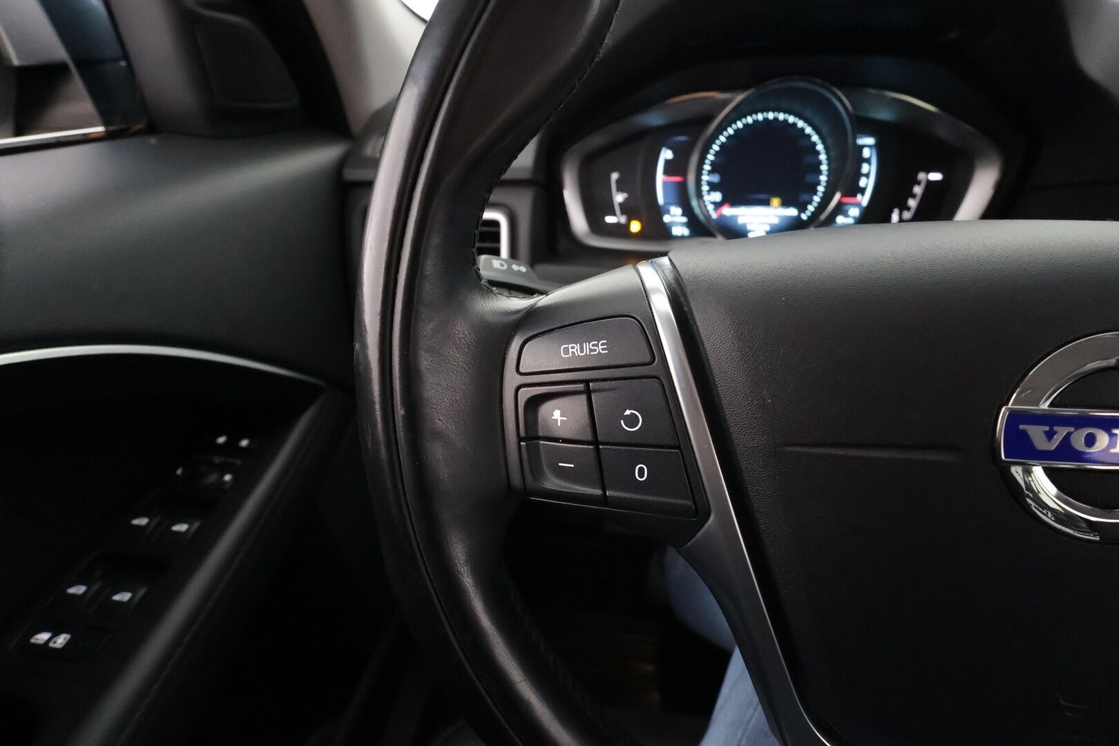 Volvo V70 2014 D5 AWD Business Edition Summum aut * Vakkari / Xenon / Muistipenkki / Bluetooth / Nahkaverhoilu * - Kahdet renkaat / Suomi auto