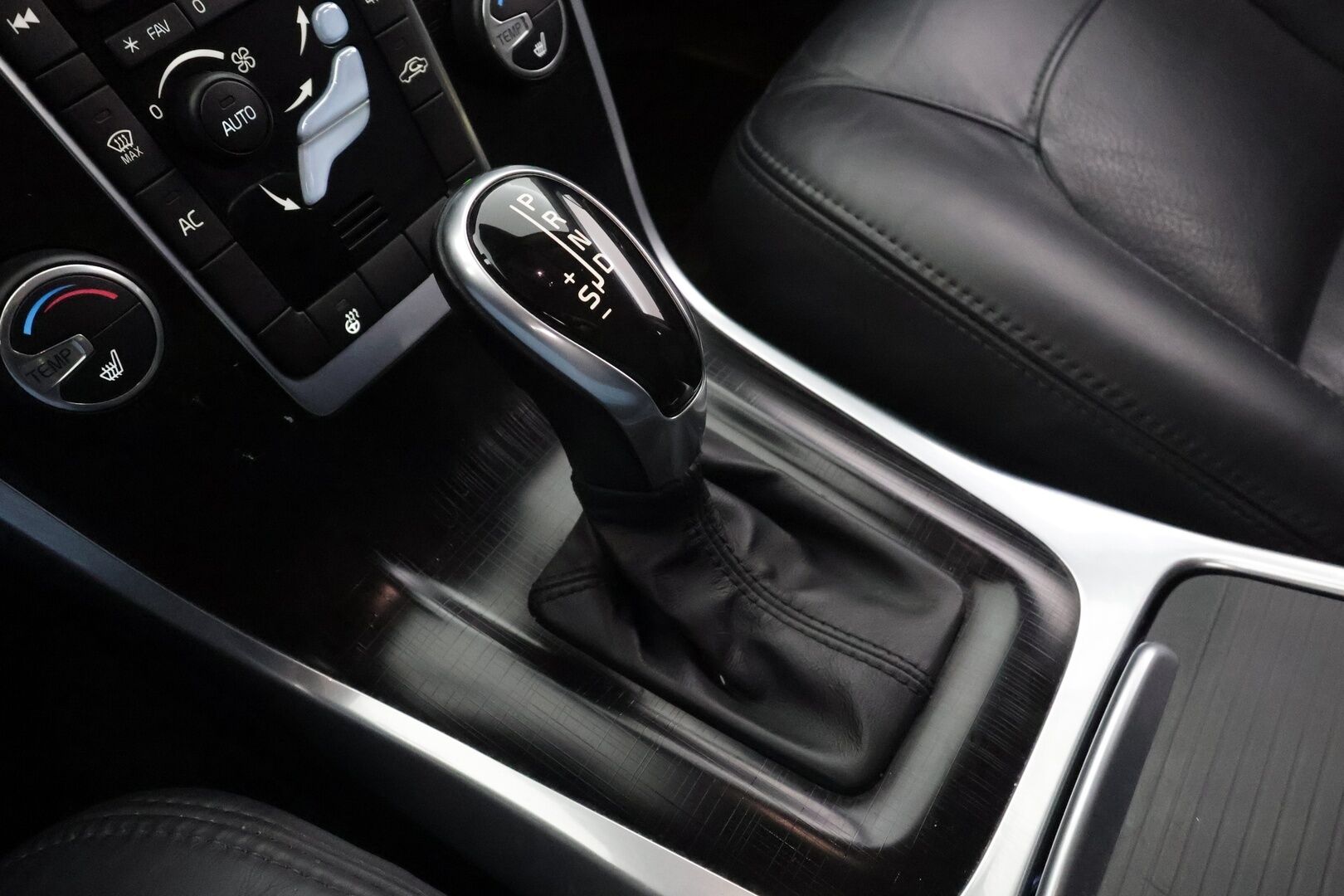 Volvo V70 2014 D5 AWD Business Edition Summum aut * Vakkari / Xenon / Muistipenkki / Bluetooth / Nahkaverhoilu * - Kahdet renkaat / Suomi auto