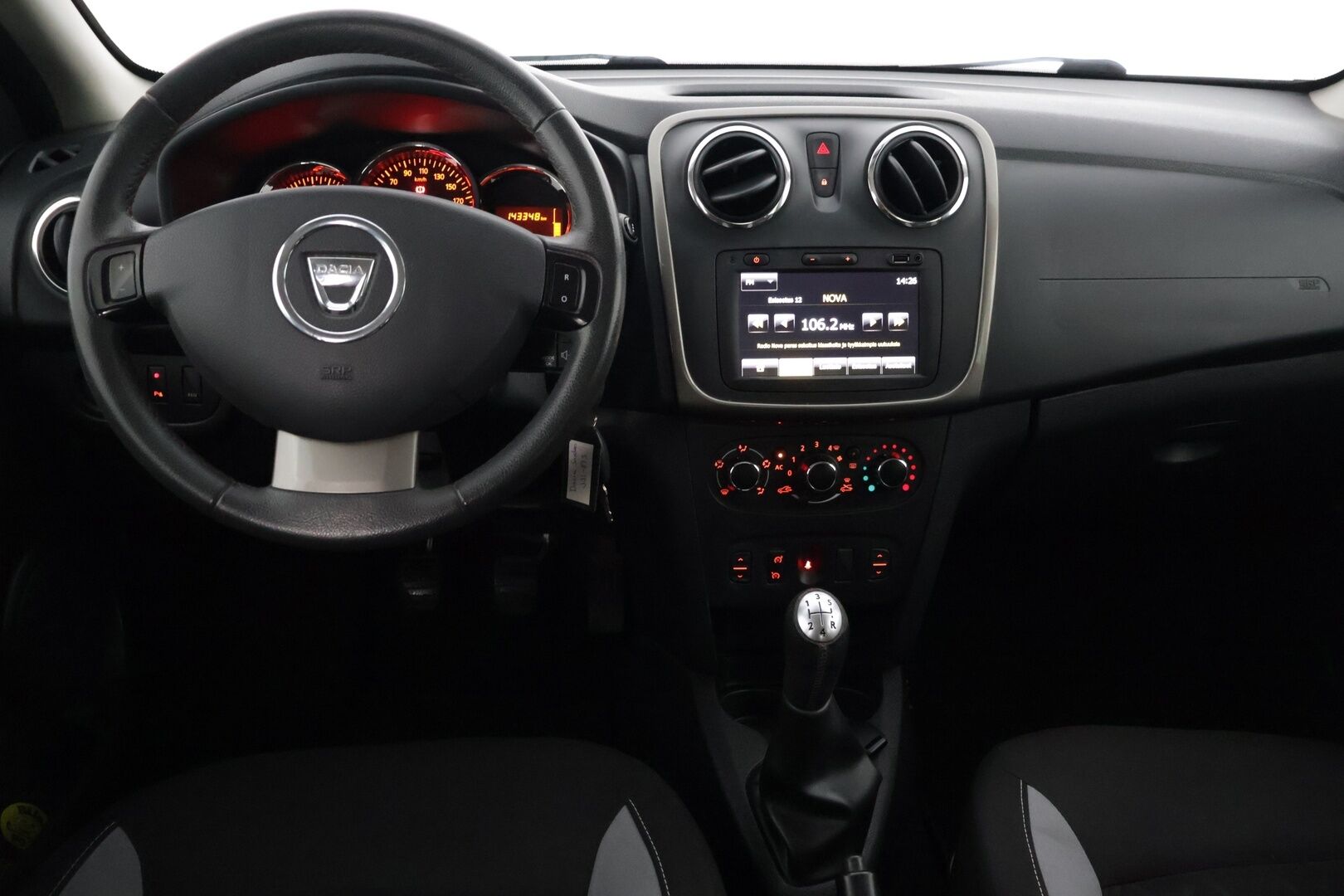 Dacia Sandero 2014 Stepway TCe 90 Prestige **Cruise / Kahdet renkaat / Lohko / Tutka** - Huoltokirja / Hyvät renkaat!
