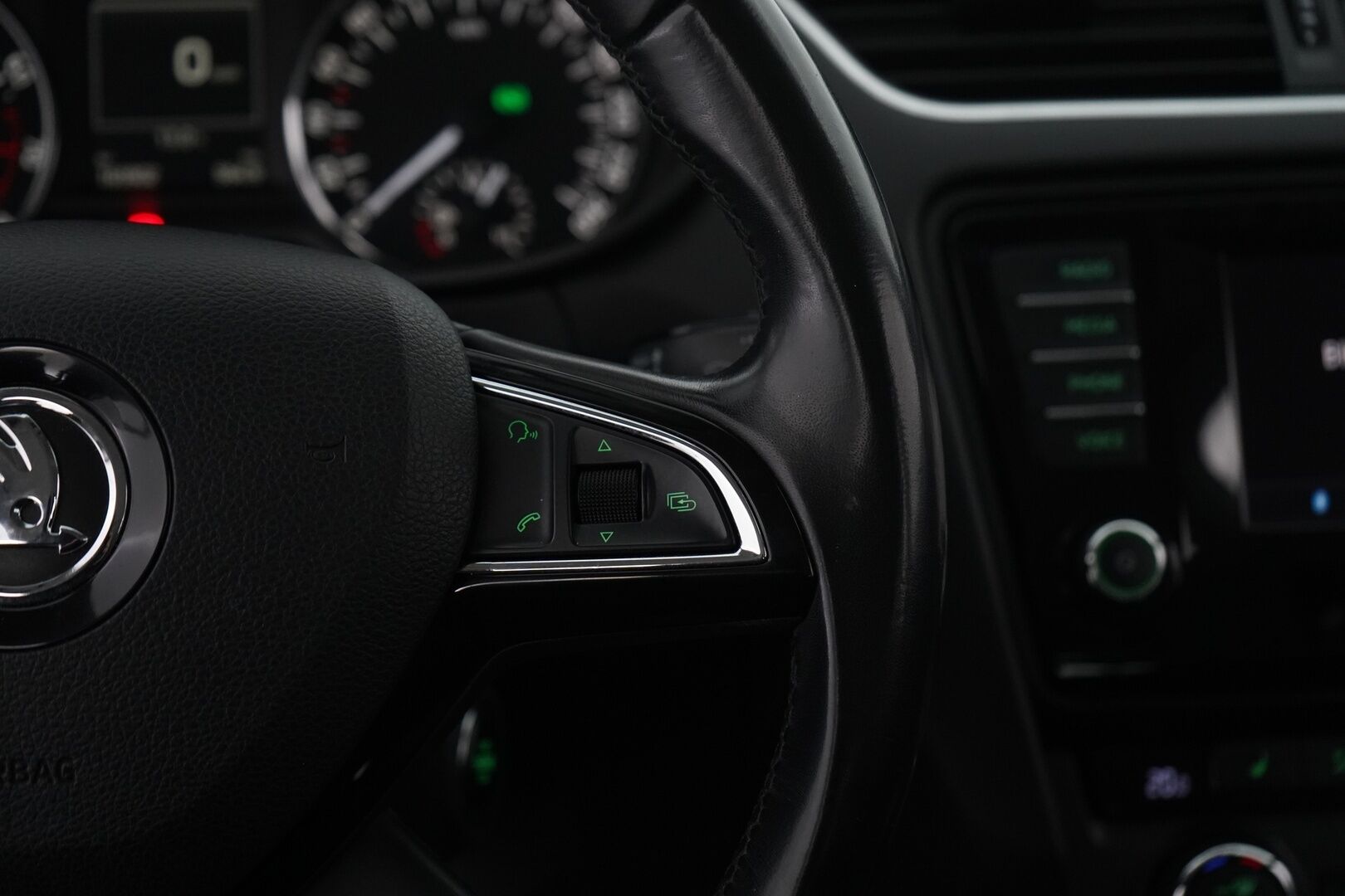 Skoda Octavia 2015 1.4 TSI Combi Elegance DSG Autom. *Webasto / Koukku / KeylessGo / Tutkat* - Suomi-auto! Jakohihna tehty 100tkm kohdalla! Kahdet renkaat alumiinivanteilla