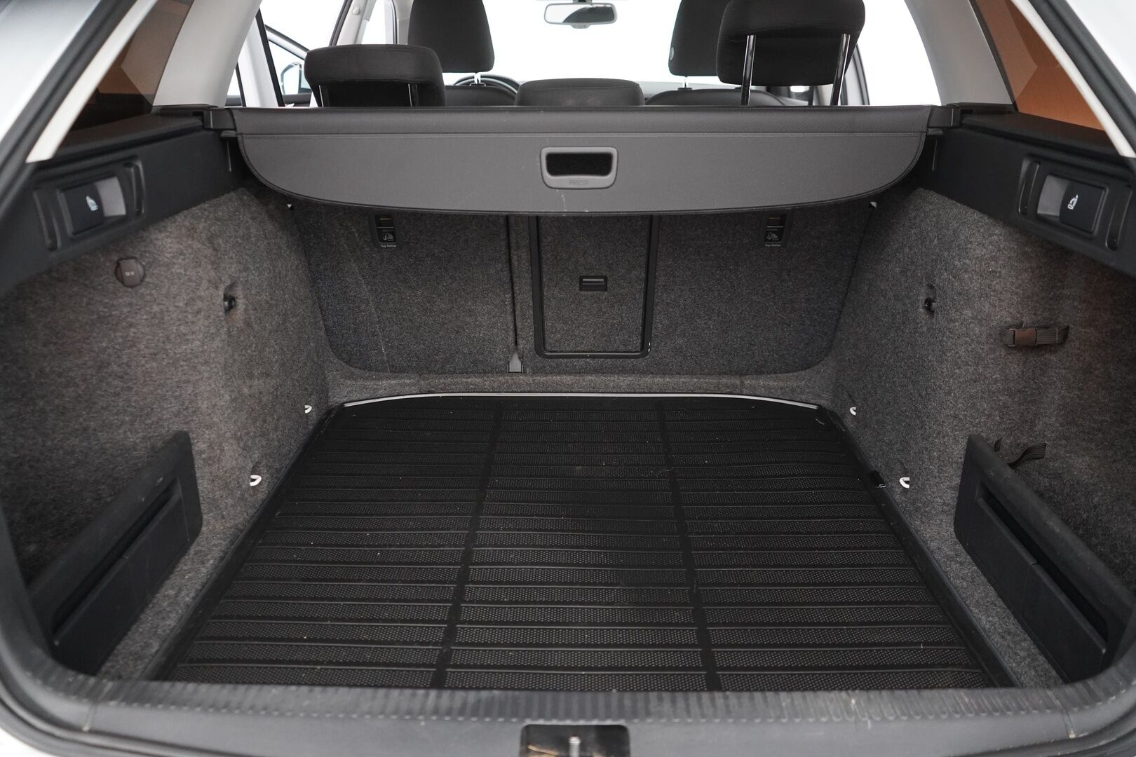 Skoda Octavia 2015 1.4 TSI Combi Elegance DSG Autom. *Webasto / Koukku / KeylessGo / Tutkat* - Suomi-auto! Jakohihna tehty 100tkm kohdalla! Kahdet renkaat alumiinivanteilla