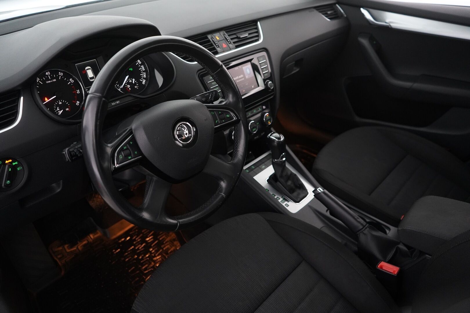 Skoda Octavia 2015 1.4 TSI Combi Elegance DSG Autom. *Webasto / Koukku / KeylessGo / Tutkat* - Suomi-auto! Jakohihna tehty 100tkm kohdalla! Kahdet renkaat alumiinivanteilla