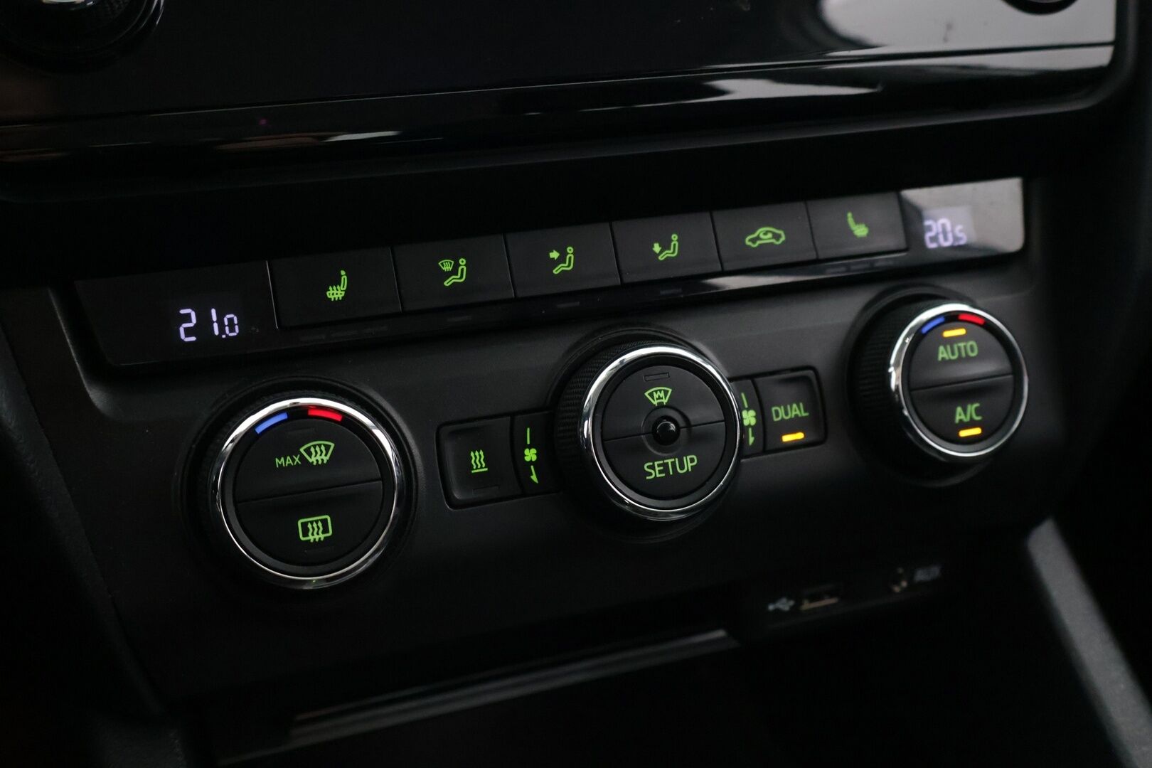 Skoda Octavia 2015 Combi 2,0 TDI 150 Elegance DSG Autom. - ACC | Webasto | Koukku | Keyless | Navi | Lämmitettävä tuulilasi | Suomi-auto