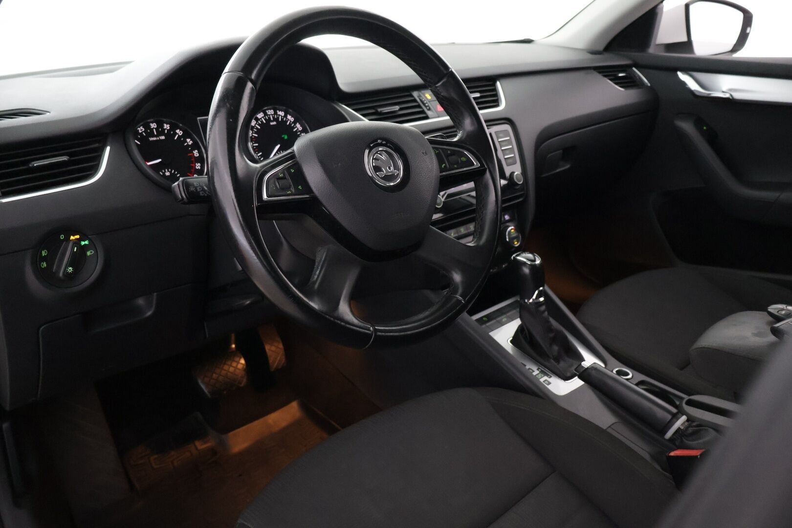 Skoda Octavia 2015 Combi 2,0 TDI 150 Elegance DSG Autom. - ACC | Webasto | Koukku | Keyless | Navi | Lämmitettävä tuulilasi | Suomi-auto