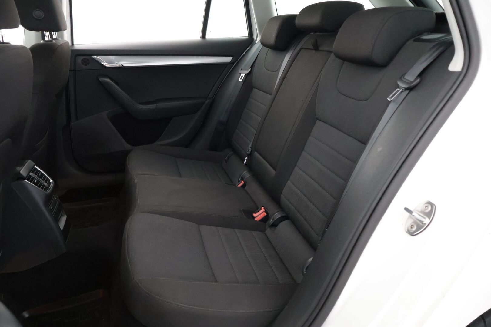 Skoda Octavia 2015 Combi 2,0 TDI 150 Elegance DSG Autom. - ACC | Webasto | Koukku | Keyless | Navi | Lämmitettävä tuulilasi | Suomi-auto