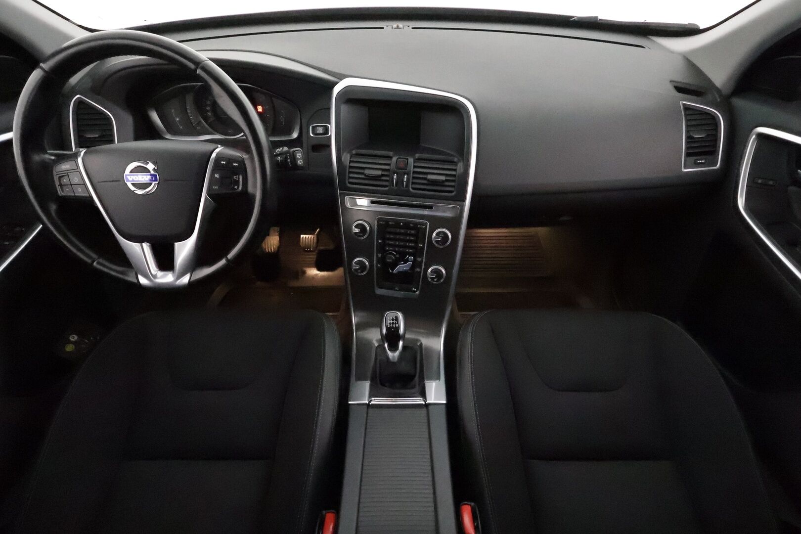 Volvo XC60 2015 D4 Momentum **Suomi-auto / Webasto / Xenon / P.Tutka / Puolinahat / Vakkari / Kahdet Renkaat**