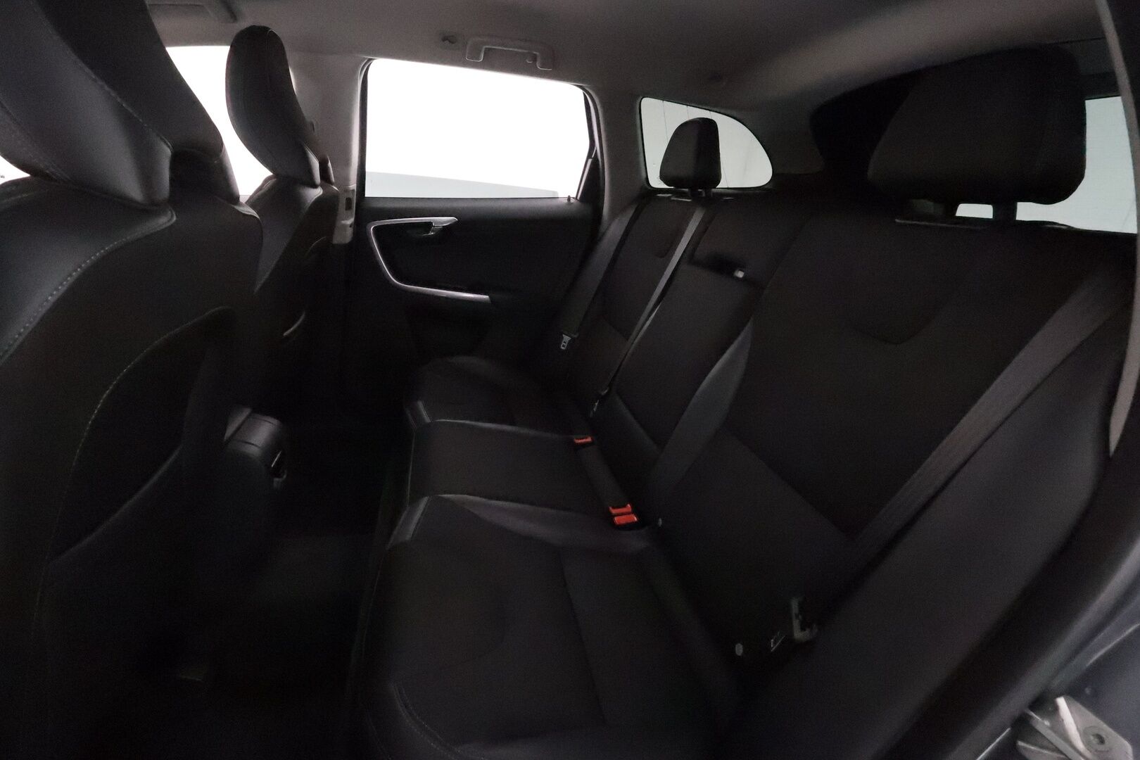Volvo XC60 2015 D4 Momentum **Suomi-auto / Webasto / Xenon / P.Tutka / Puolinahat / Vakkari / Kahdet Renkaat**