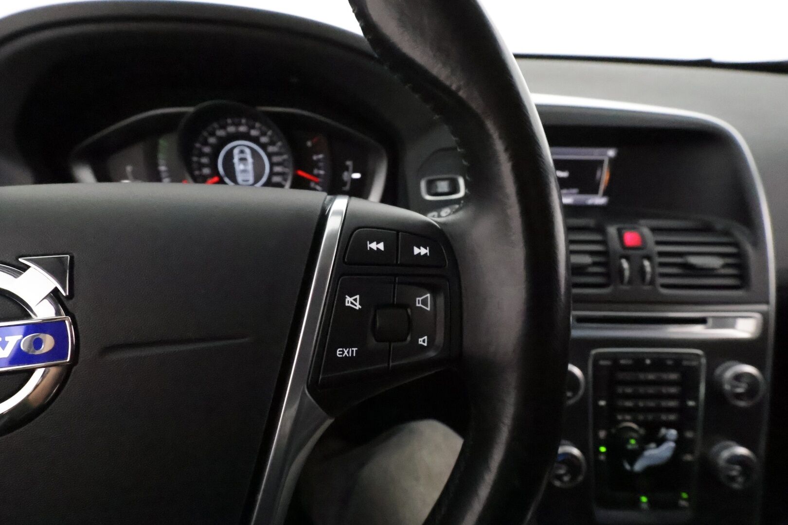 Volvo XC60 2015 D4 Momentum **Suomi-auto / Webasto / Xenon / P.Tutka / Puolinahat / Vakkari / Kahdet Renkaat**