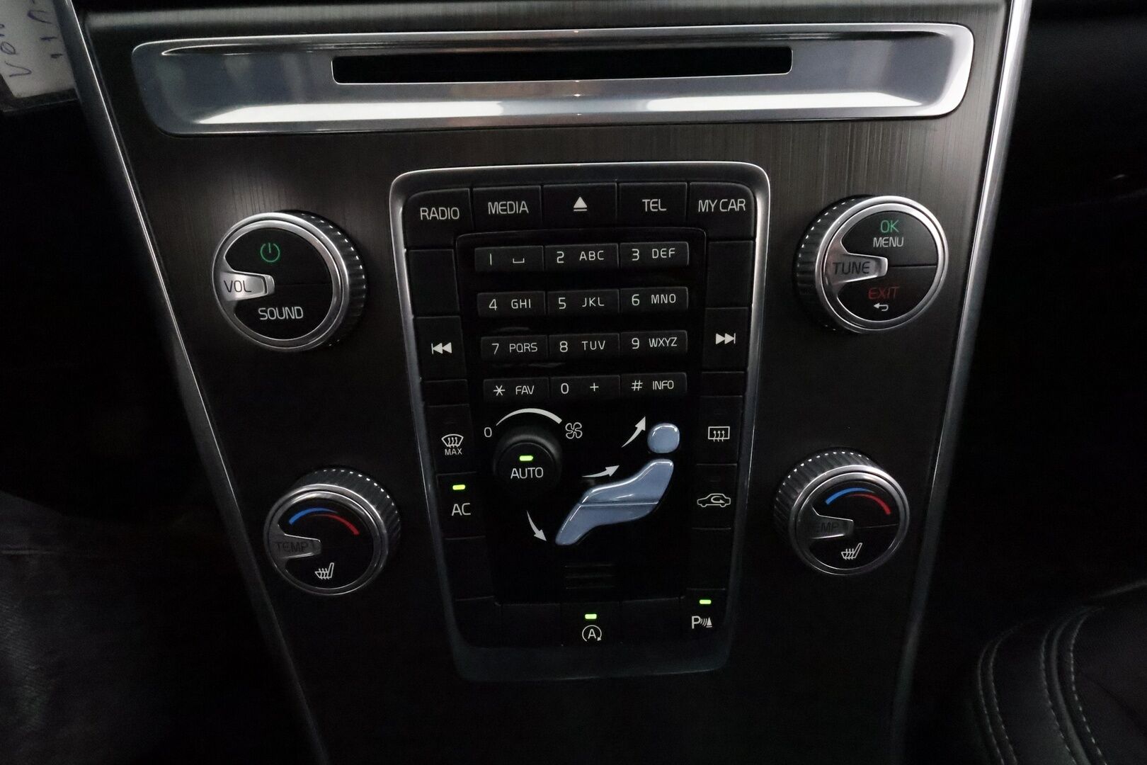 Volvo XC60 2015 D4 Momentum **Suomi-auto / Webasto / Xenon / P.Tutka / Puolinahat / Vakkari / Kahdet Renkaat**