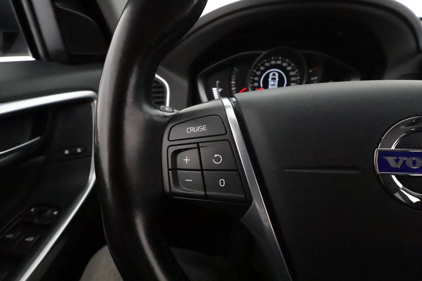 Volvo XC60 2015 D4 Momentum **Suomi-auto / Webasto / Xenon / P.Tutka / Puolinahat / Vakkari / Kahdet Renkaat**
