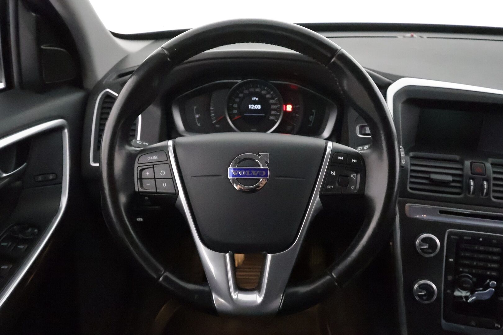 Volvo XC60 2015 D4 Momentum **Suomi-auto / Webasto / Xenon / P.Tutka / Puolinahat / Vakkari / Kahdet Renkaat**