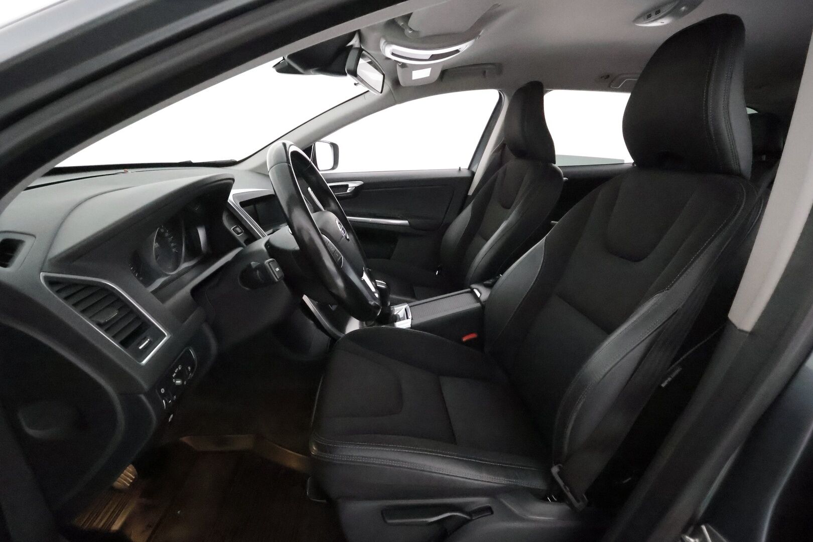 Volvo XC60 2015 D4 Momentum **Suomi-auto / Webasto / Xenon / P.Tutka / Puolinahat / Vakkari / Kahdet Renkaat**