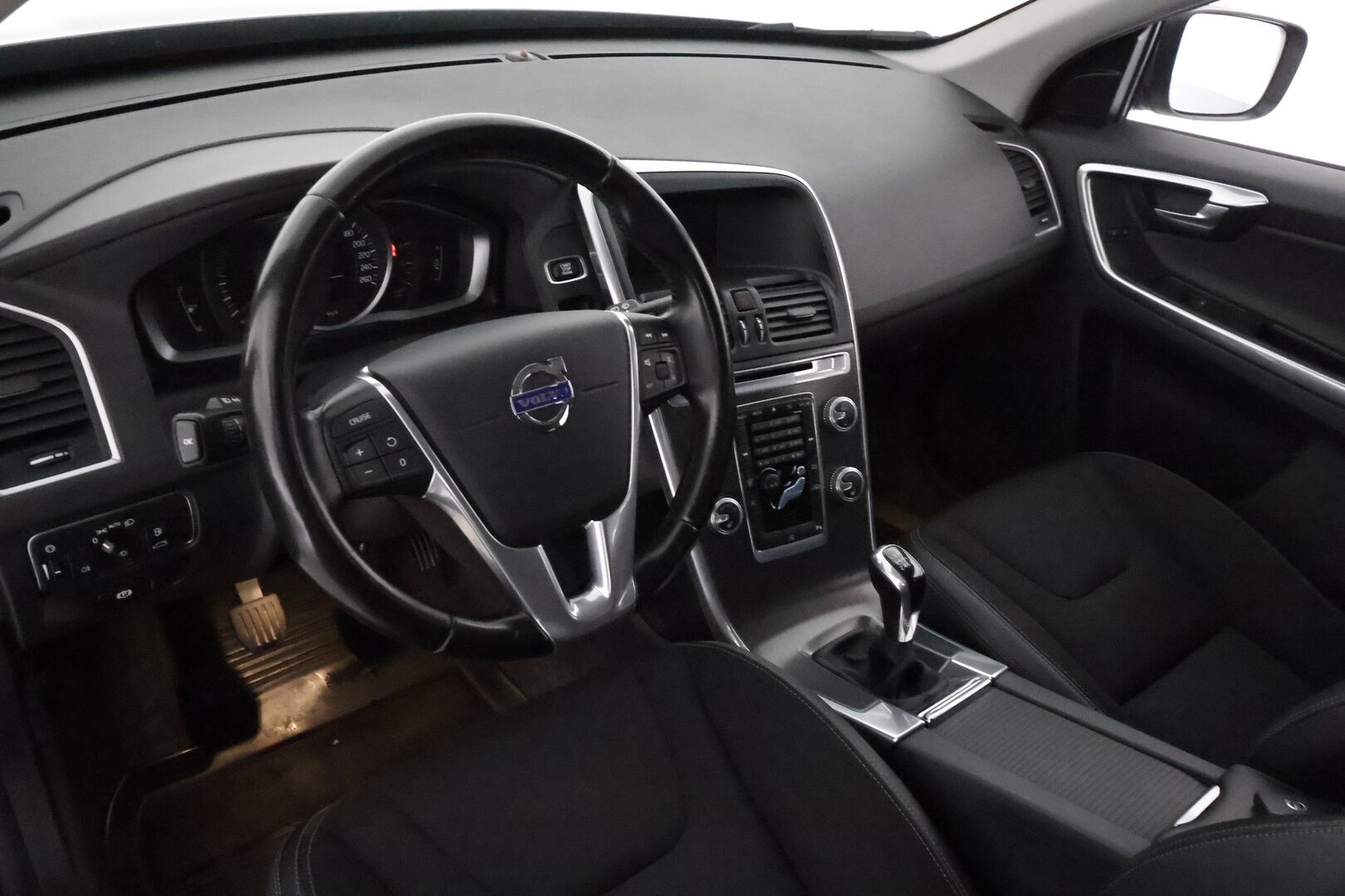 Volvo XC60 2015 D4 Momentum **Suomi-auto / Webasto / Xenon / P.Tutka / Puolinahat / Vakkari / Kahdet Renkaat**