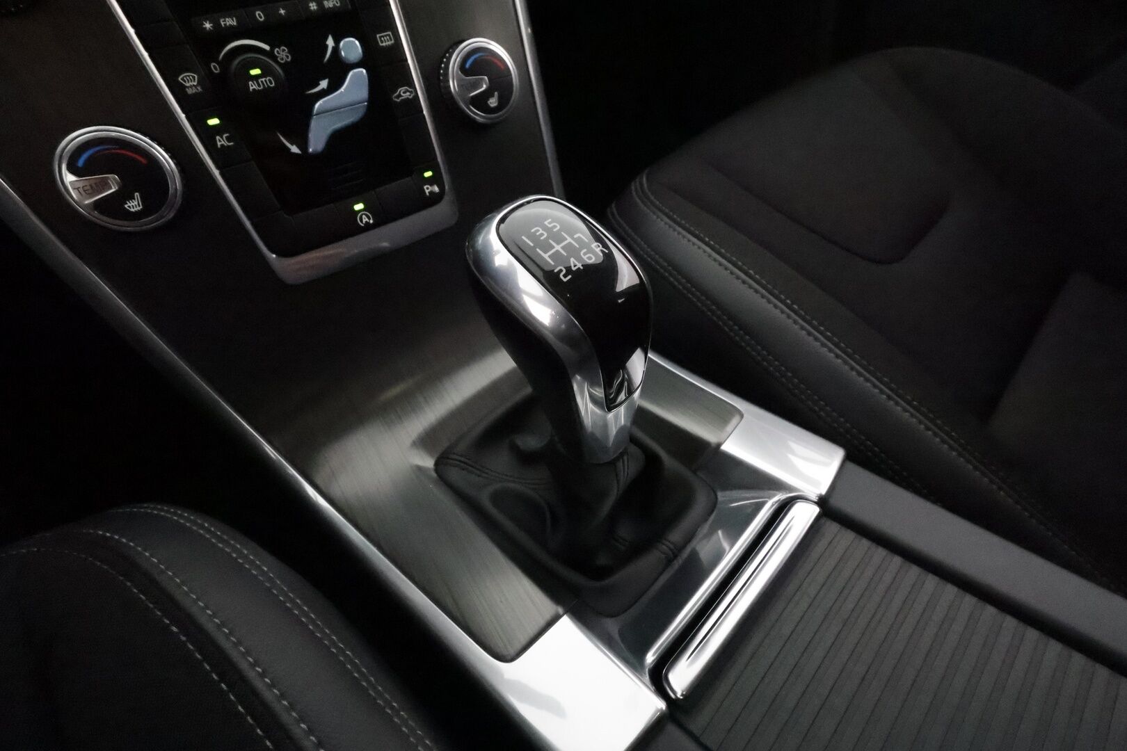 Volvo XC60 2015 D4 Momentum **Suomi-auto / Webasto / Xenon / P.Tutka / Puolinahat / Vakkari / Kahdet Renkaat**