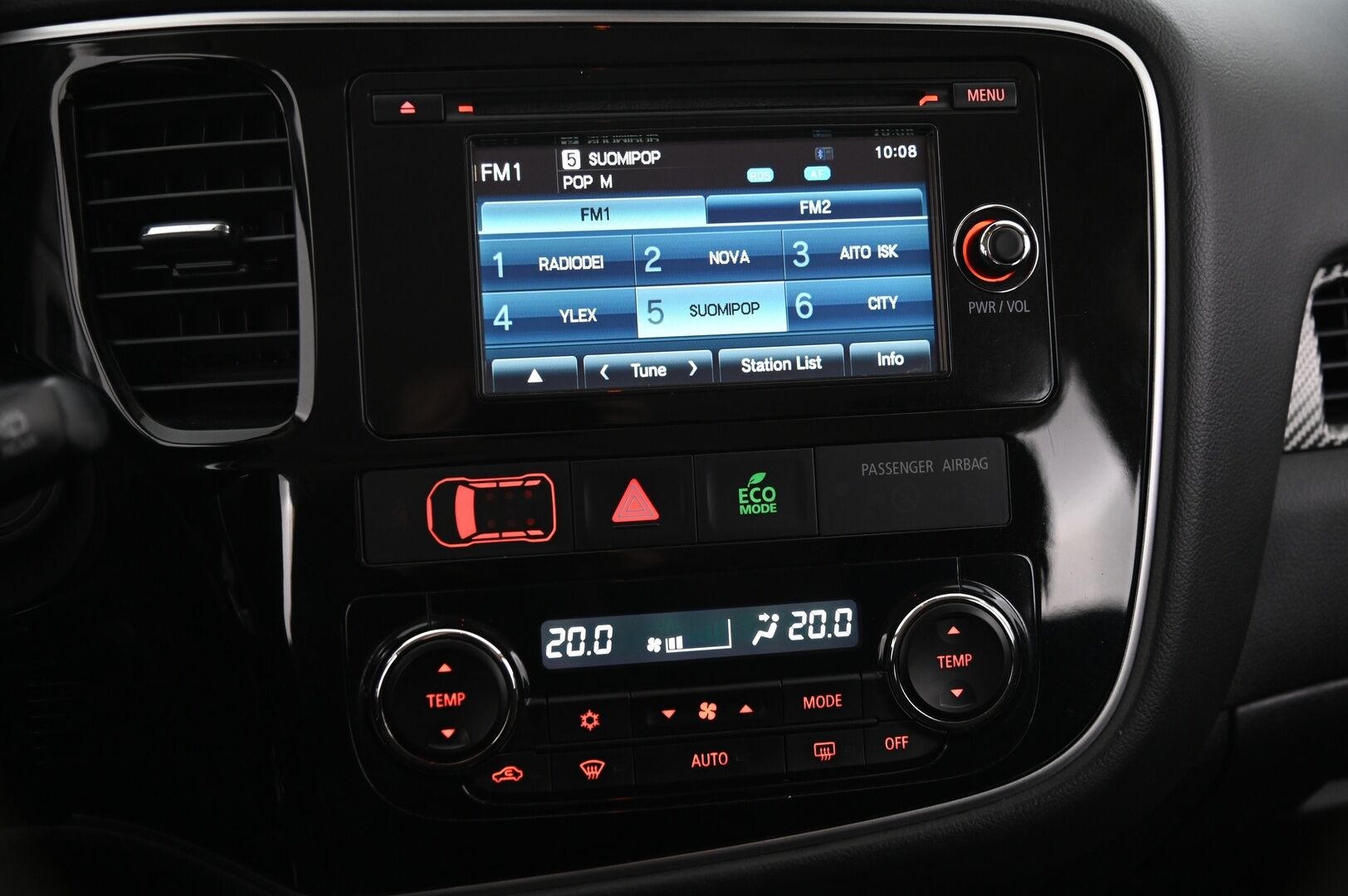 Mitsubishi Outlander 2016 2,2 DI-D Intense AT 4WD 5P *Acc / Koukku / Kamera / Kaistavahti / BT* - Suomiauto / 2x renkaat aluvantein / Juuri tehty iso huolto