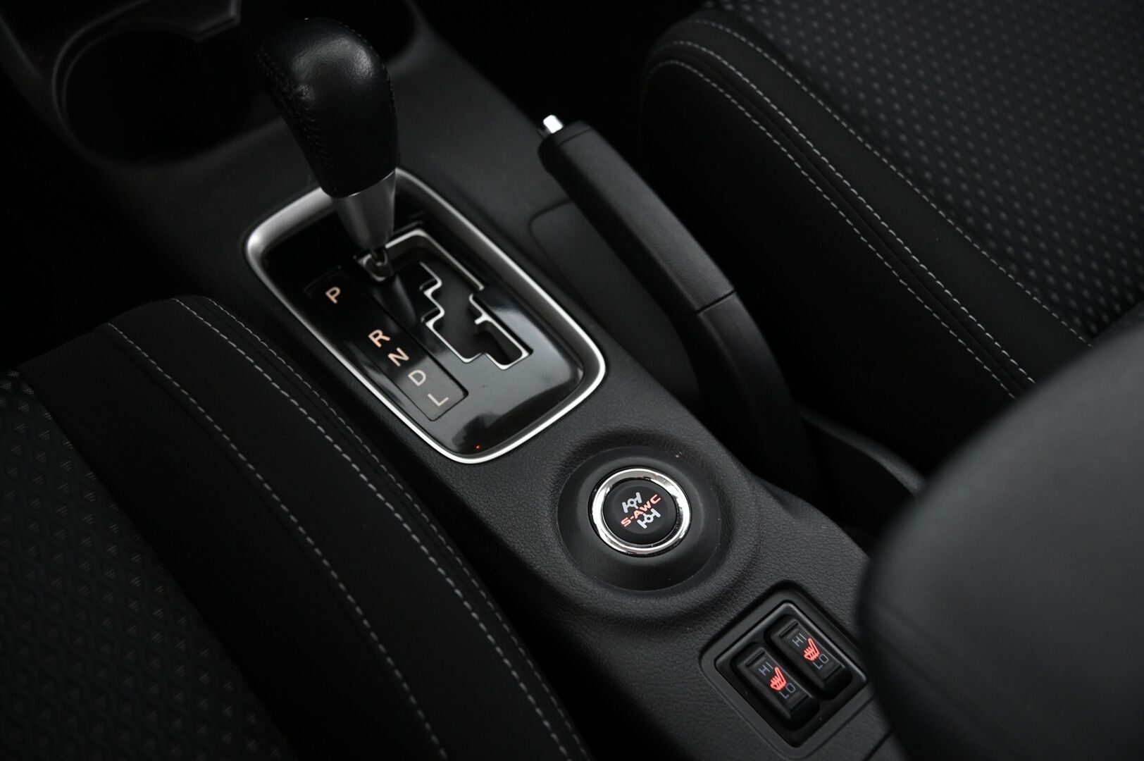 Mitsubishi Outlander 2016 2,2 DI-D Intense AT 4WD 5P *Acc / Koukku / Kamera / Kaistavahti / BT* - Suomiauto / 2x renkaat aluvantein / Juuri tehty iso huolto