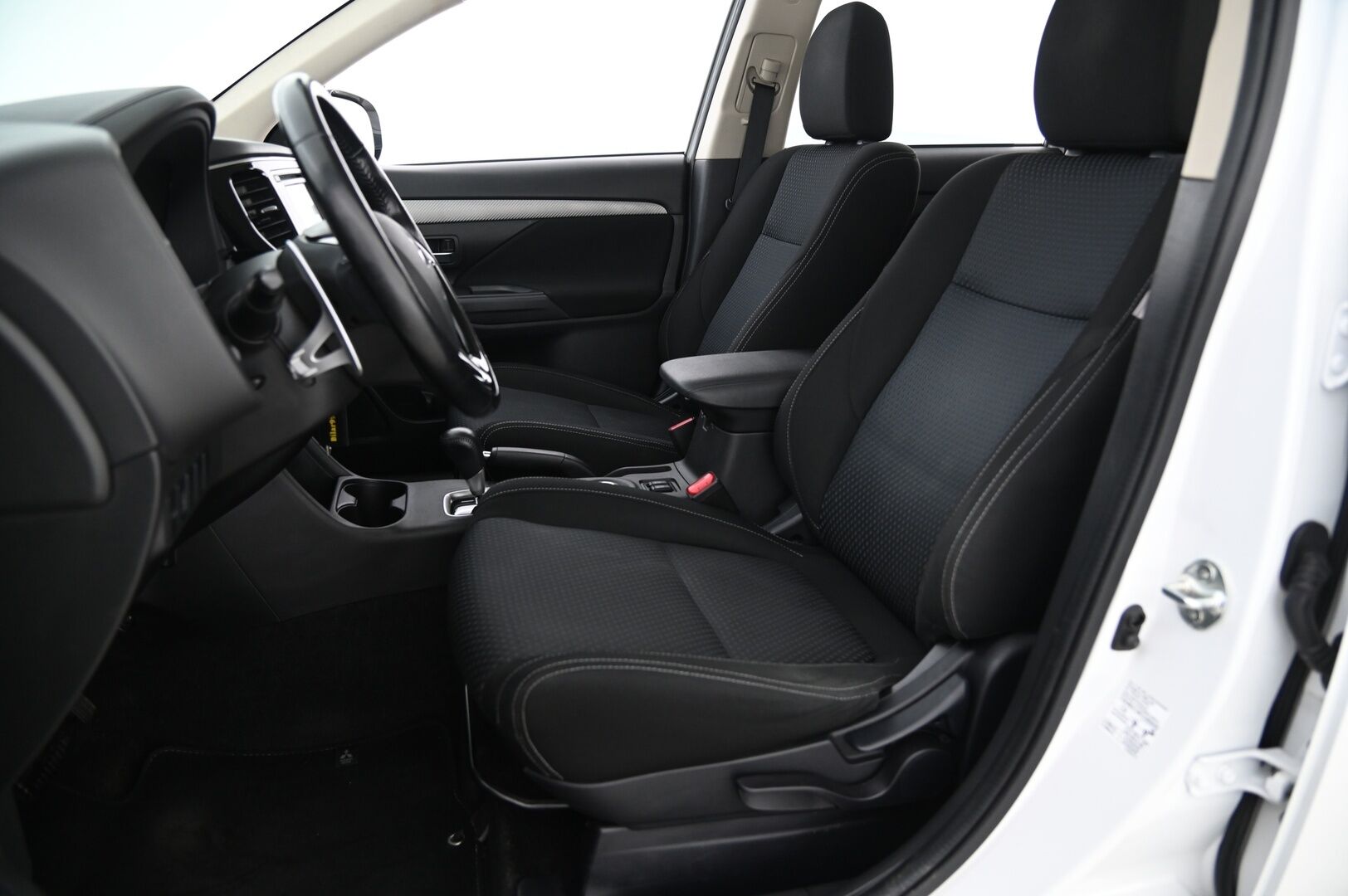 Mitsubishi Outlander 2016 2,2 DI-D Intense AT 4WD 5P *Acc / Koukku / Kamera / Kaistavahti / BT* - Suomiauto / 2x renkaat aluvantein / Juuri tehty iso huolto - HULLUT BLACKWEEK JATKOT - KORKOTARJOUS 2,49%