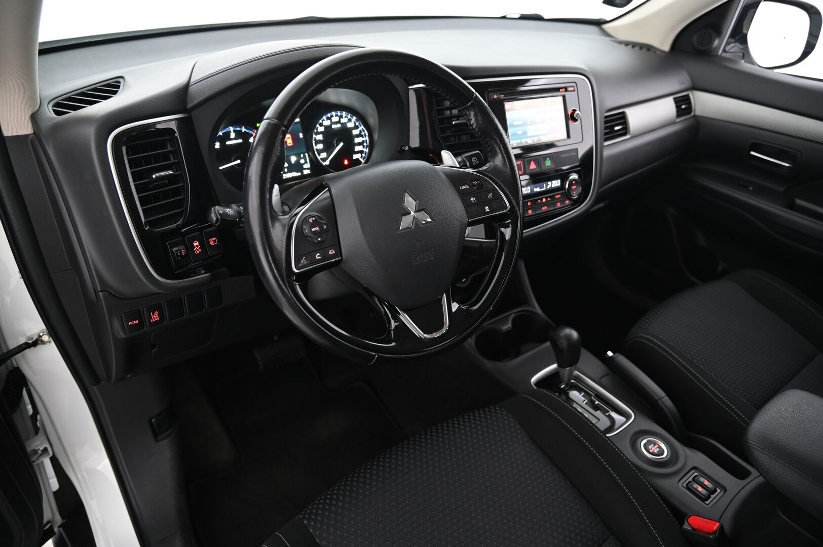 Mitsubishi Outlander 2016 2,2 DI-D Intense AT 4WD 5P *Acc / Koukku / Kamera / Kaistavahti / BT* - Suomiauto / 2x renkaat aluvantein / Juuri tehty iso huolto