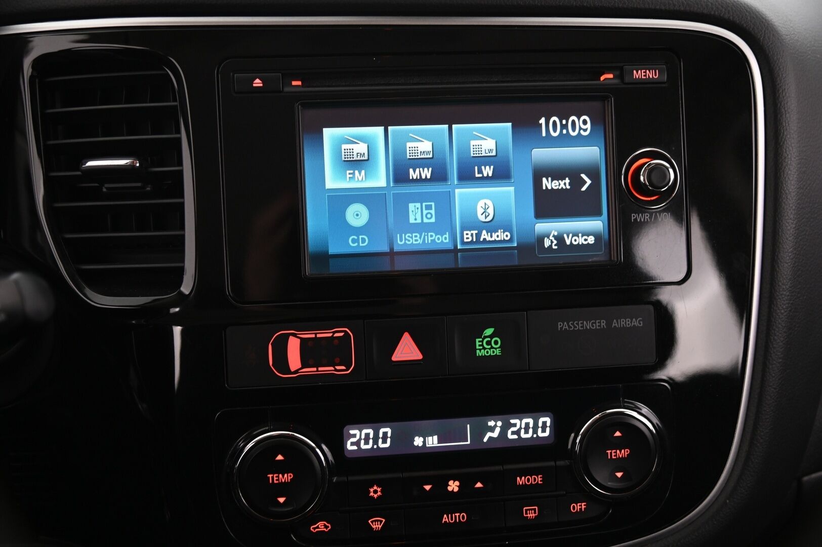 Mitsubishi Outlander 2016 2,2 DI-D Intense AT 4WD 5P *Acc / Koukku / Kamera / Kaistavahti / BT* - Suomiauto / 2x renkaat aluvantein / Juuri tehty iso huolto