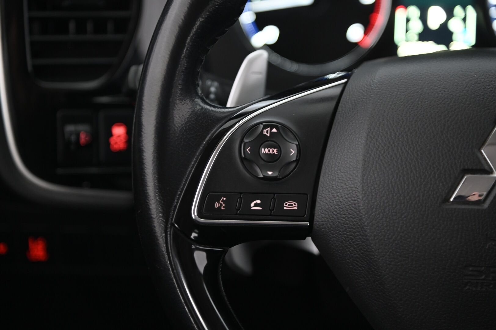 Mitsubishi Outlander 2016 2,2 DI-D Intense AT 4WD 5P *Acc / Koukku / Kamera / Kaistavahti / BT* - Suomiauto / 2x renkaat aluvantein / Juuri tehty iso huolto