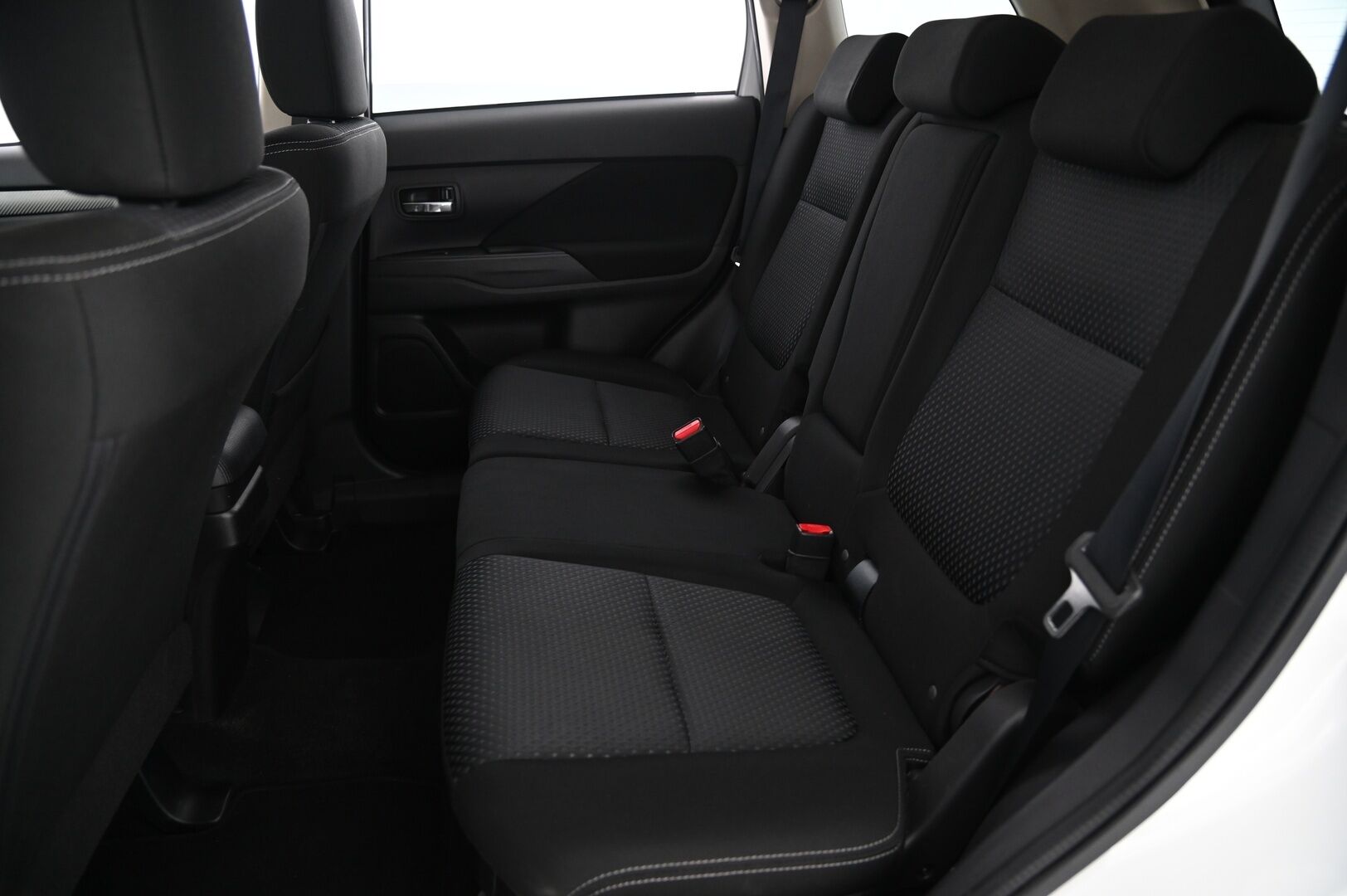 Mitsubishi Outlander 2016 2,2 DI-D Intense AT 4WD 5P *Acc / Koukku / Kamera / Kaistavahti / BT* - Suomiauto / 2x renkaat aluvantein / Juuri tehty iso huolto