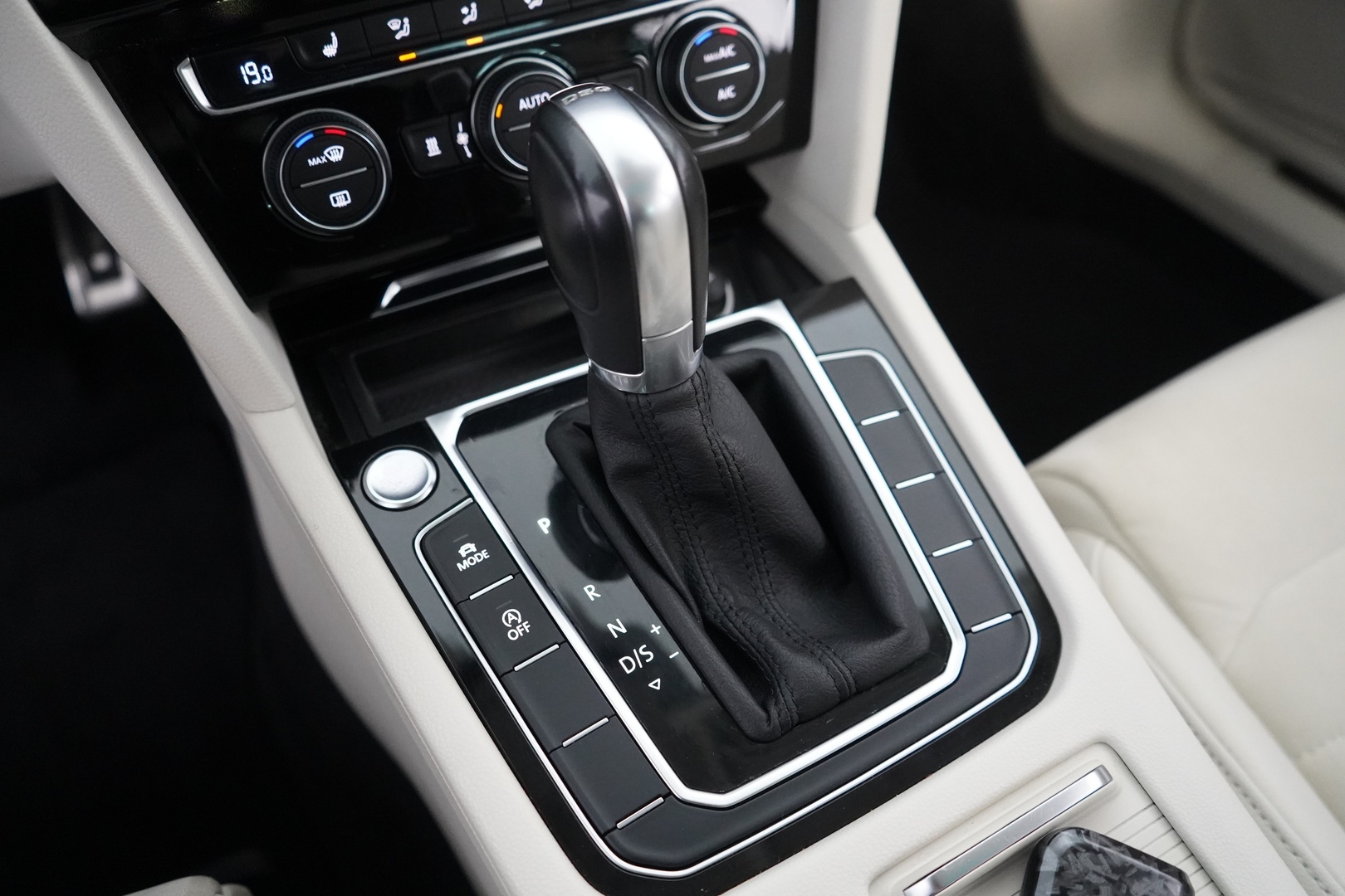 Volkswagen Passat 2015 2.0 TDI Sedan Highline 110 kW (150hv) DSG Autom. - ACC | Webasto | Digimittaristo | Panorama | Dynamic LED | Ergo Istuimet | Dynaudio | Suomi-Auto | Kahdet renkaat VW vanteilla | Jakopää 11 / 25