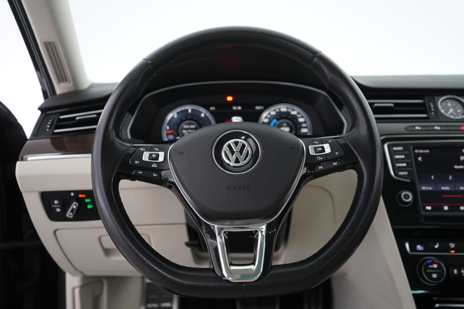 Volkswagen Passat 2015 2.0 TDI Sedan Highline 110 kW (150hv) DSG Autom. - ACC | Webasto | Digimittaristo | Panorama | Dynamic LED | Ergo Istuimet | Dynaudio | Suomi-Auto | Kahdet renkaat VW vanteilla | Jakopää 11 / 25
