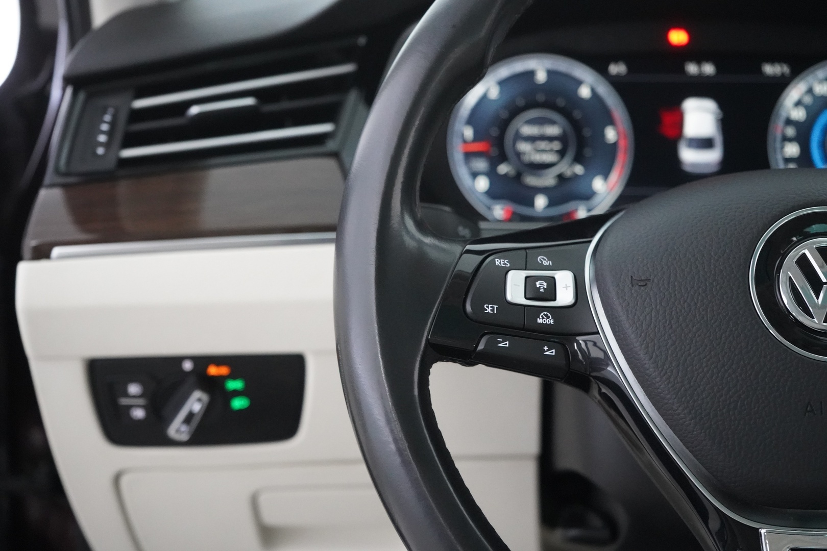Volkswagen Passat 2015 2.0 TDI Sedan Highline 110 kW (150hv) DSG Autom. - ACC | Webasto | Digimittaristo | Panorama | Dynamic LED | Ergo Istuimet | Dynaudio | Suomi-Auto | Kahdet renkaat VW vanteilla | Jakopää 11 / 25