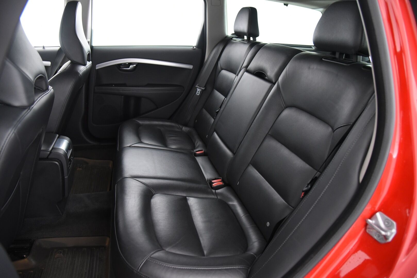 Volvo V70 2015 D3 Business Classic aut / Nahkasisusta / Muistipenkki / Hihna vaihdettu 09/25 / Lohkolämmitin / S.Luukku - Tyylikäs ja hyvin pidetty V70 nahkasisustalla! Kattavat varusteet & Hihna vaihdettu 09/25!