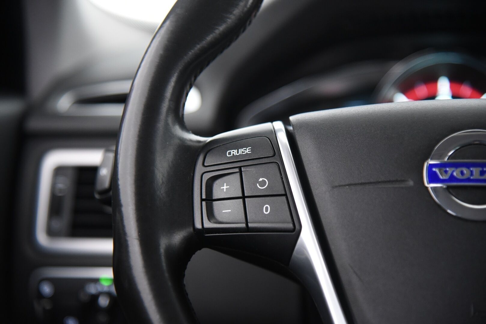 Volvo V70 2015 D3 Business Classic aut / Nahkasisusta / Muistipenkki / Hihna vaihdettu 09/25 / Lohkolämmitin / S.Luukku - Tyylikäs ja hyvin pidetty V70 nahkasisustalla! Kattavat varusteet & Hihna vaihdettu 09/25!