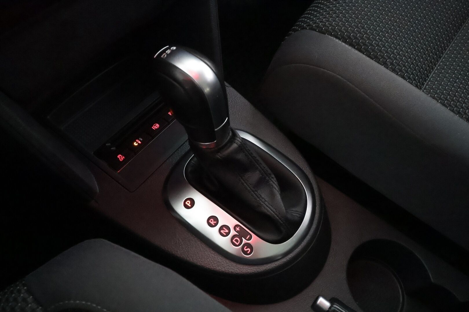 Volkswagen Touran 2015 Family Edition 1,4 TSI 103 kW (140 hv) DSG * Webasto / Koukku / Vakkari / Xenon / P.Kamera * - Suomi-auto / Kahdet renkaat