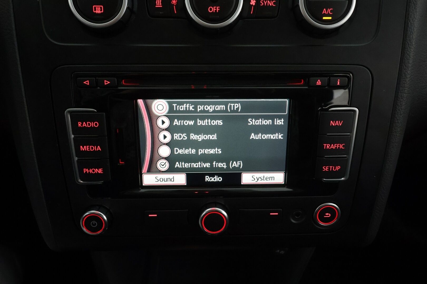 Volkswagen Touran 2015 Family Edition 1,4 TSI 103 kW (140 hv) DSG * Webasto / Koukku / Vakkari / Xenon / P.Kamera * - Suomi-auto / Kahdet renkaat