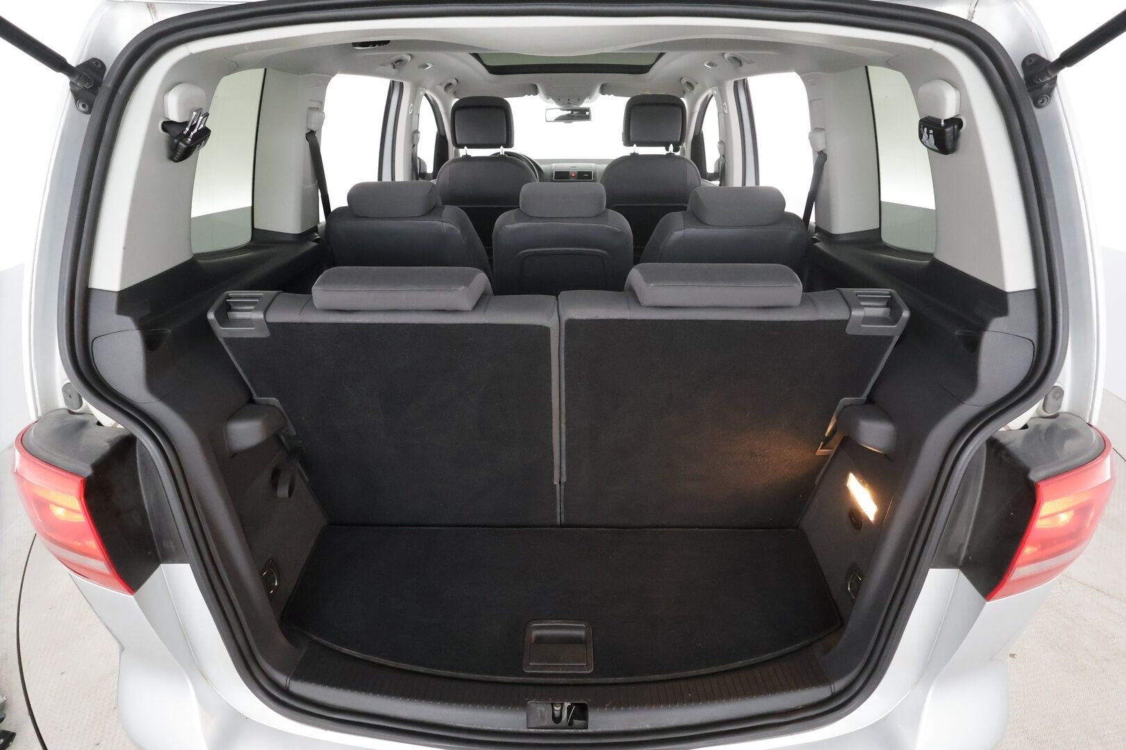 Volkswagen Touran 2015 Family Edition 1,4 TSI 103 kW (140 hv) DSG * Webasto / Koukku / Vakkari / Xenon / P.Kamera * - Suomi-auto / Kahdet renkaat