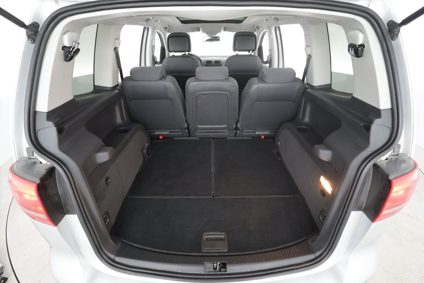 Volkswagen Touran 2015 Family Edition 1,4 TSI 103 kW (140 hv) DSG * Webasto / Koukku / Vakkari / Xenon / P.Kamera * - Suomi-auto / Kahdet renkaat