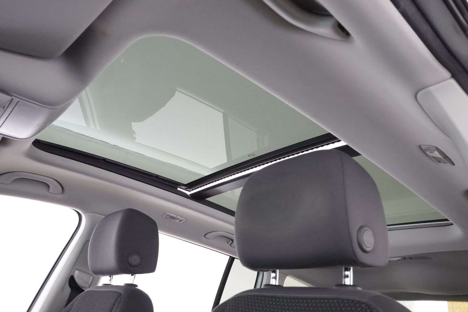 Volkswagen Touran 2015 Family Edition 1,4 TSI 103 kW (140 hv) DSG * Webasto / Koukku / Vakkari / Xenon / P.Kamera * - Suomi-auto / Kahdet renkaat