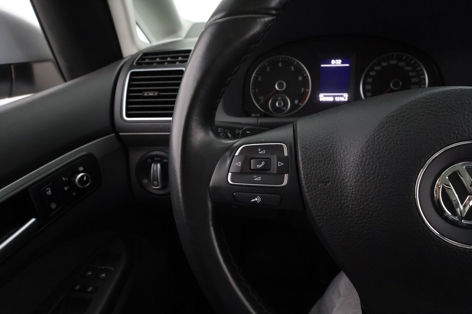 Volkswagen Touran 2015 Family Edition 1,4 TSI 103 kW (140 hv) DSG * Webasto / Koukku / Vakkari / Xenon / P.Kamera * - Suomi-auto / Kahdet renkaat