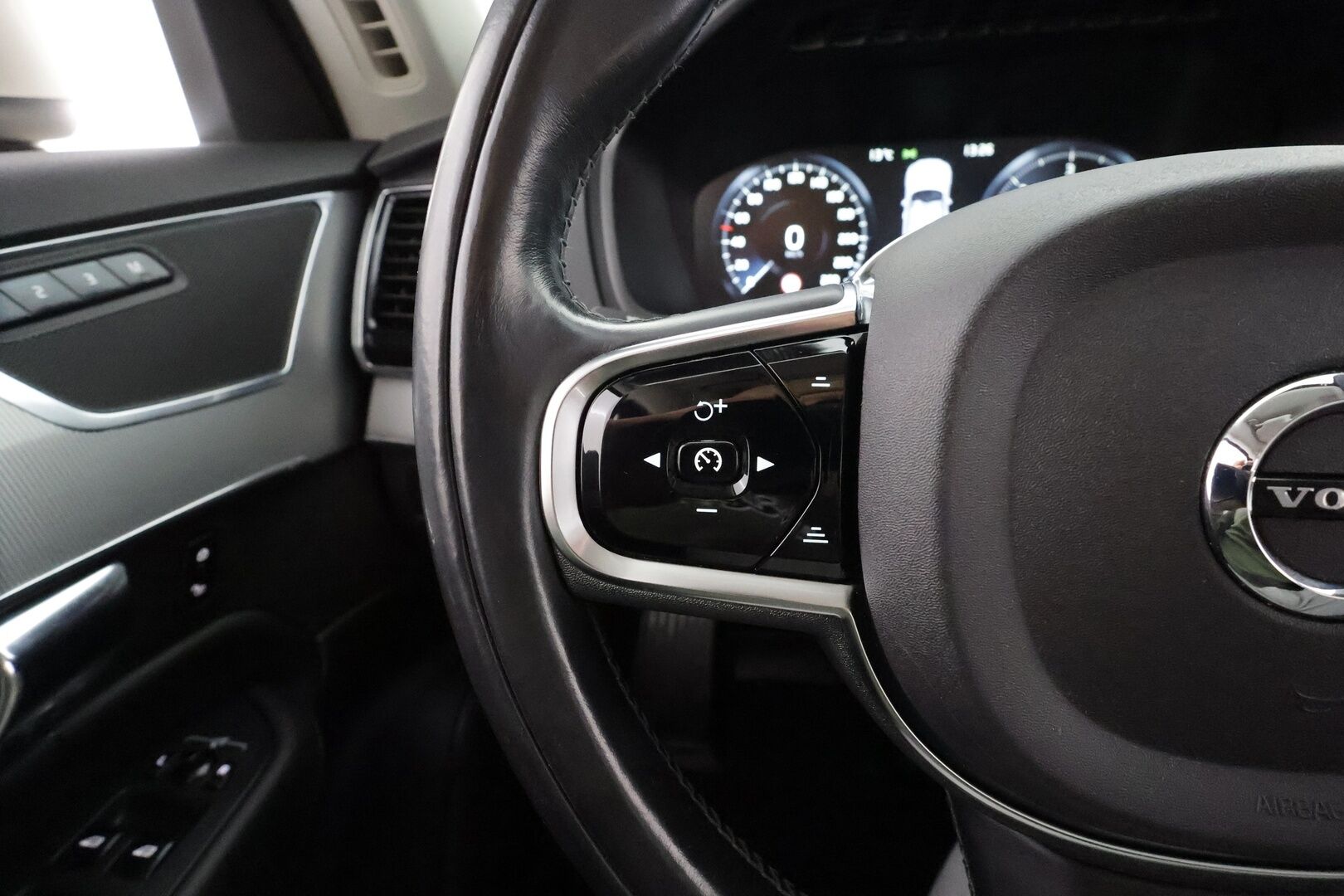 Volvo XC90 2015 D5 AWD Inscription aut 7-P * ACC / HUD / 360° / Muistipenkit / Full LED / Ilma-alusta / Koukku / Keyless / Nahat / Navi * - Ilman AD-blue järjestelmää / Suomi-auto / Kahdet renkaat aluvanteilla - HULLUT AVAJAISHULINAT KORKOTARJOUS 3,29 %