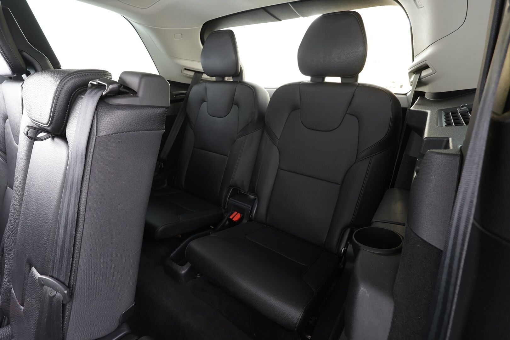 Volvo XC90 2015 D5 AWD Inscription aut 7-P * ACC / HUD / 360° / Muistipenkit / Full LED / Ilma-alusta / Koukku / Keyless / Nahat / Navi * - Suomi-auto / Kahdet renkaat aluvanteilla 