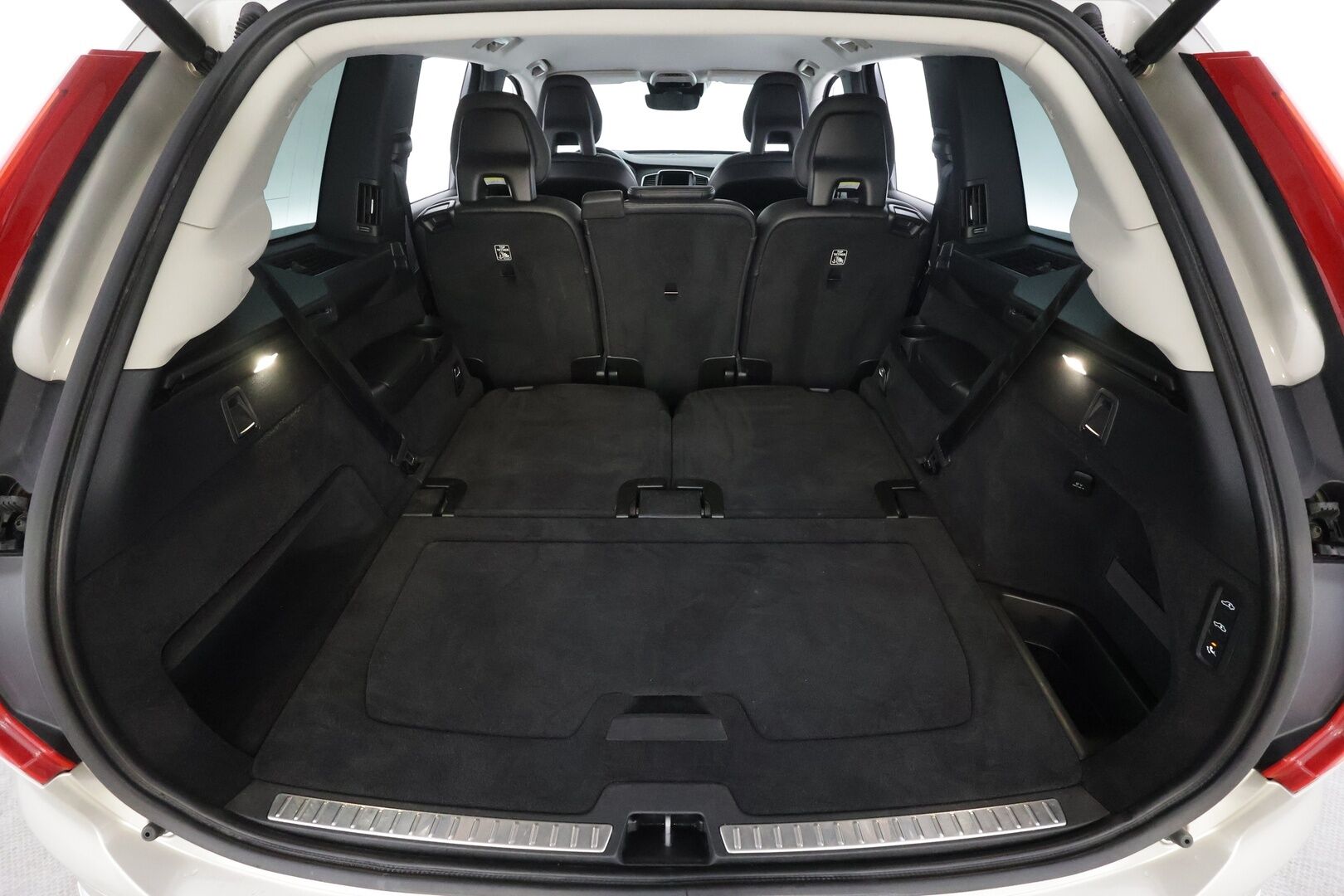 Volvo XC90 2015 D5 AWD Inscription aut 7-P * ACC / HUD / 360° / Muistipenkit / Full LED / Ilma-alusta / Koukku / Keyless / Nahat / Navi * - Ilman AD-blue järjestelmää / Suomi-auto / Kahdet renkaat aluvanteilla - HULLUT AVAJAISHULINAT KORKOTARJOUS 3,29 %