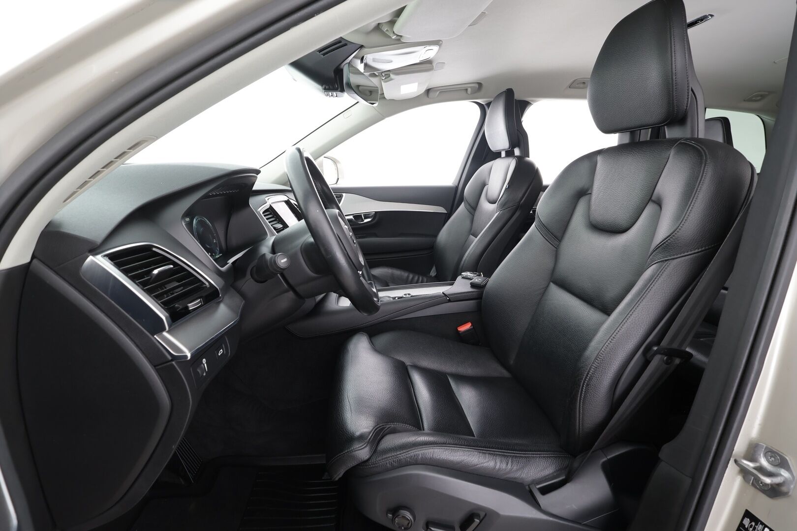 Volvo XC90 2015 D5 AWD Inscription aut 7-P * ACC / HUD / 360° / Muistipenkit / Full LED / Ilma-alusta / Koukku / Keyless / Nahat / Navi * - Ilman AD-blue järjestelmää / Suomi-auto / Kahdet renkaat aluvanteilla - HULLUT AVAJAISHULINAT KORKOTARJOUS 3,29 %