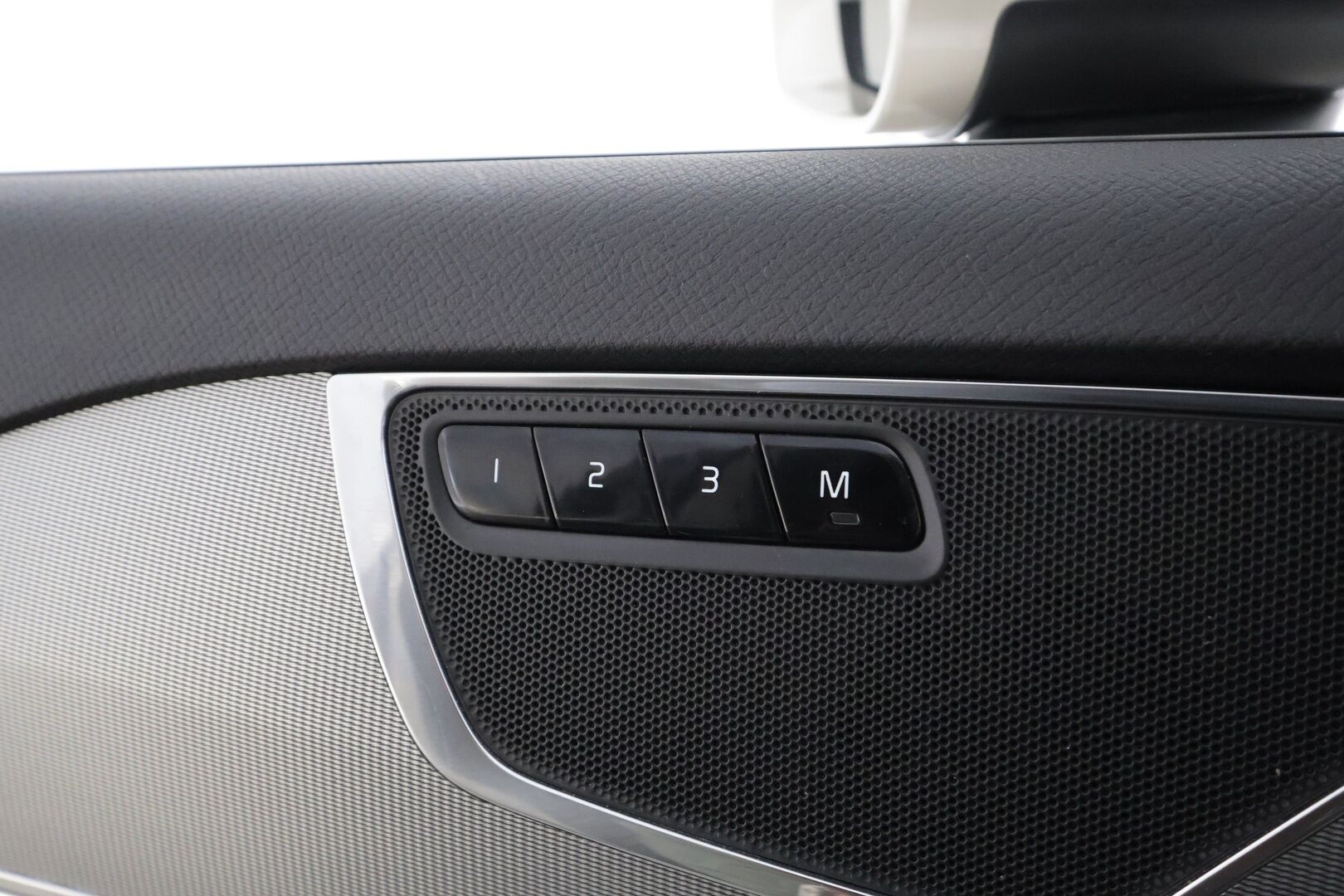 Volvo XC90 2015 D5 AWD Inscription aut 7-P * ACC / HUD / 360° / Muistipenkit / Full LED / Ilma-alusta / Koukku / Keyless / Nahat / Navi * - Suomi-auto / Kahdet renkaat aluvanteilla 