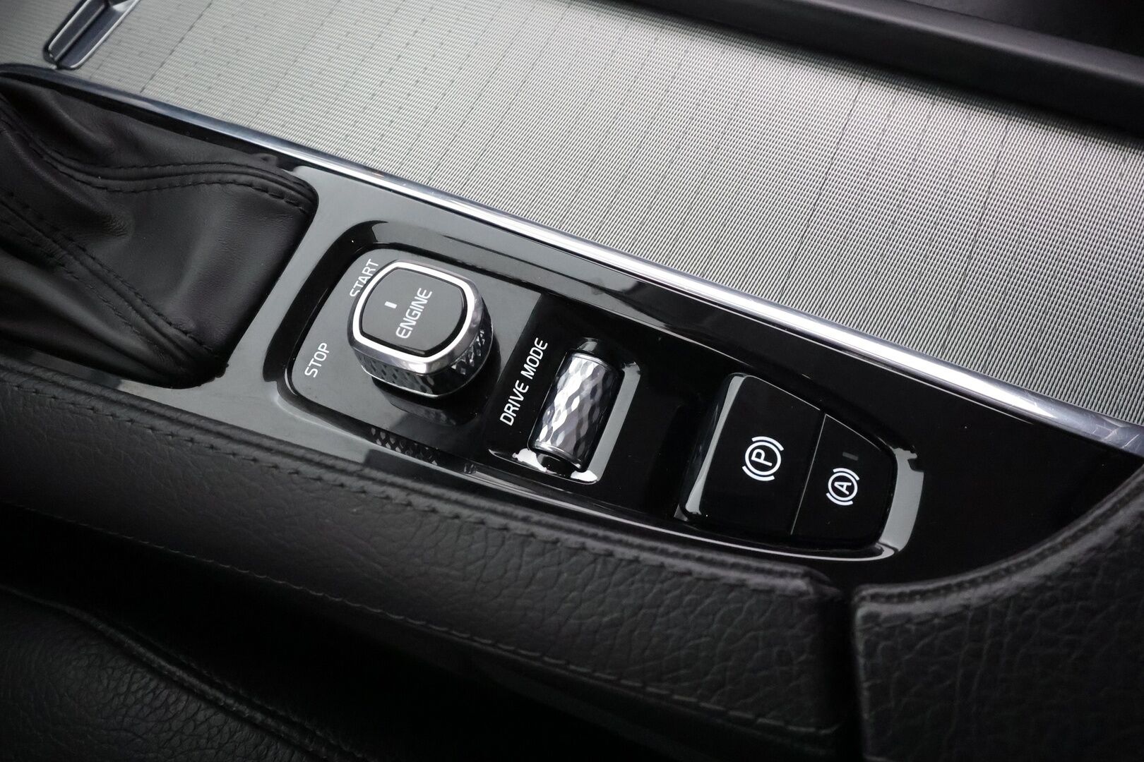 Volvo XC90 2015 D5 AWD Inscription aut 7-P * ACC / HUD / 360° / Muistipenkit / Full LED / Ilma-alusta / Koukku / Keyless / Nahat / Navi * - Suomi-auto / Kahdet renkaat aluvanteilla 