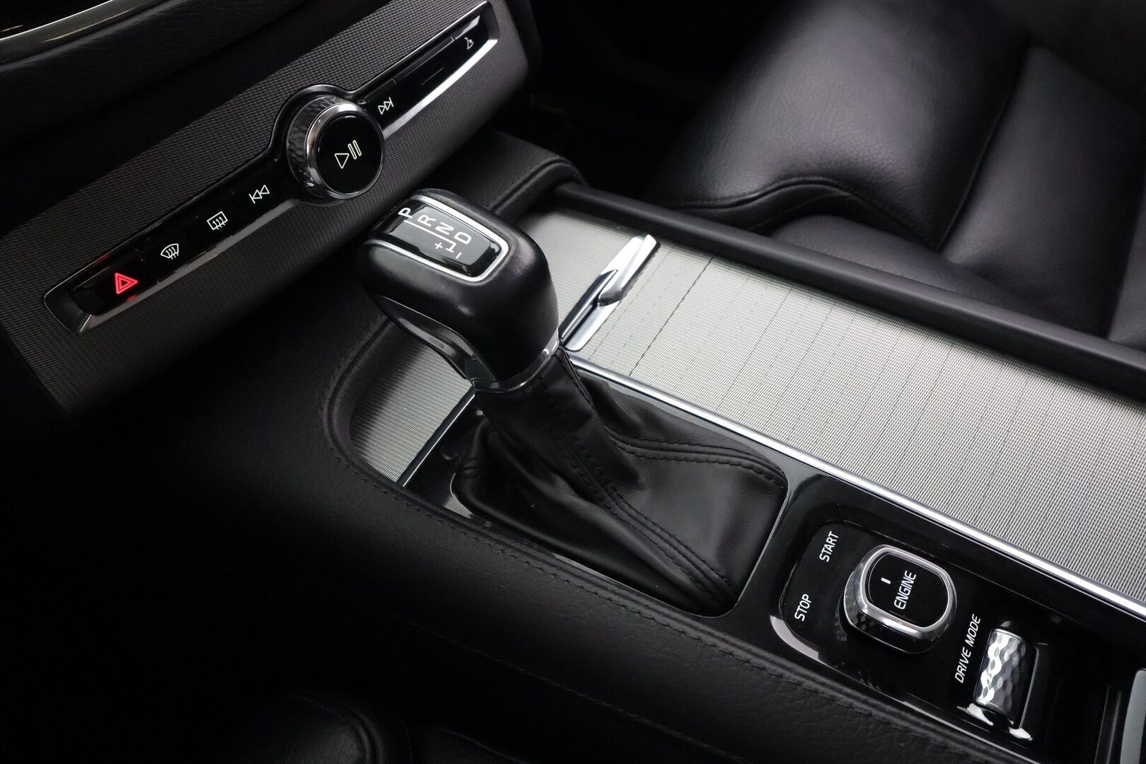 Volvo XC90 2015 D5 AWD Inscription aut 7-P * ACC / HUD / 360° / Muistipenkit / Full LED / Ilma-alusta / Koukku / Keyless / Nahat / Navi * - Suomi-auto / Kahdet renkaat aluvanteilla 