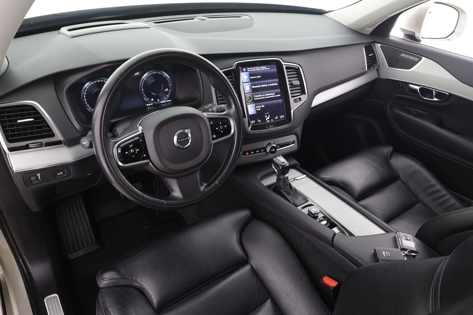 Volvo XC90 2015 D5 AWD Inscription aut 7-P * ACC / HUD / 360° / Muistipenkit / Full LED / Ilma-alusta / Koukku / Keyless / Nahat / Navi * - Suomi-auto / Kahdet renkaat aluvanteilla 